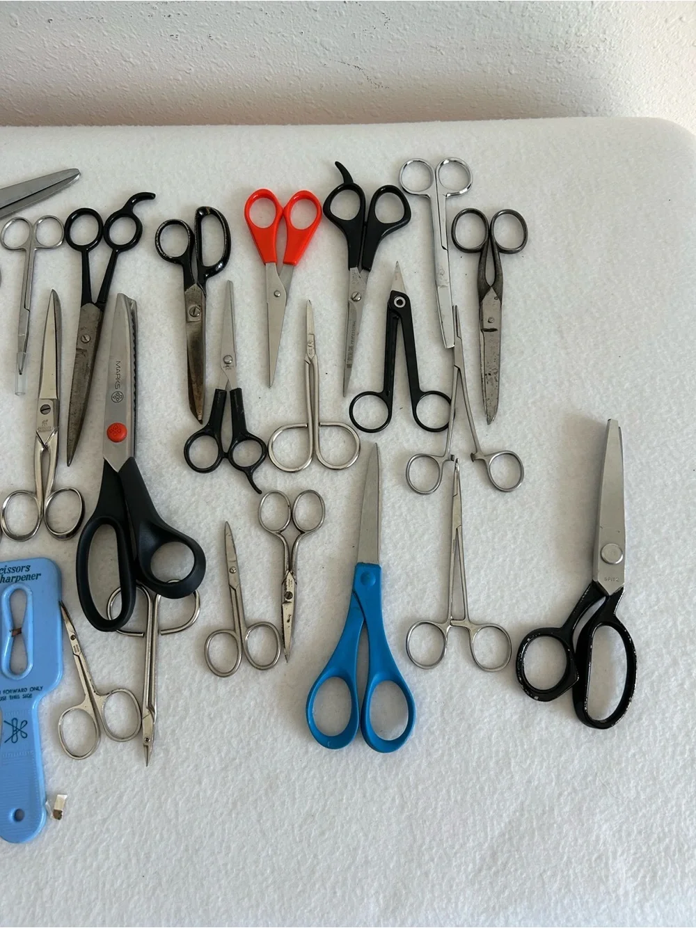 25 Vintage Scissors Sewing Crafts Embroidery Pinking LOT USA England Taiwan
